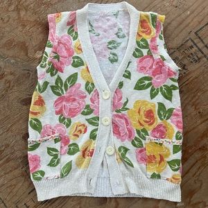 Cute vintage sweater vest with flower patter